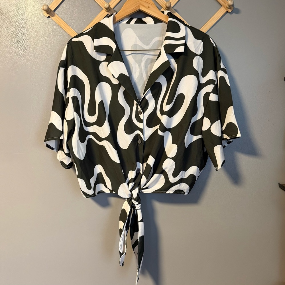 CIDER | Geometric Swirl Collar Short Sleeve Blouse